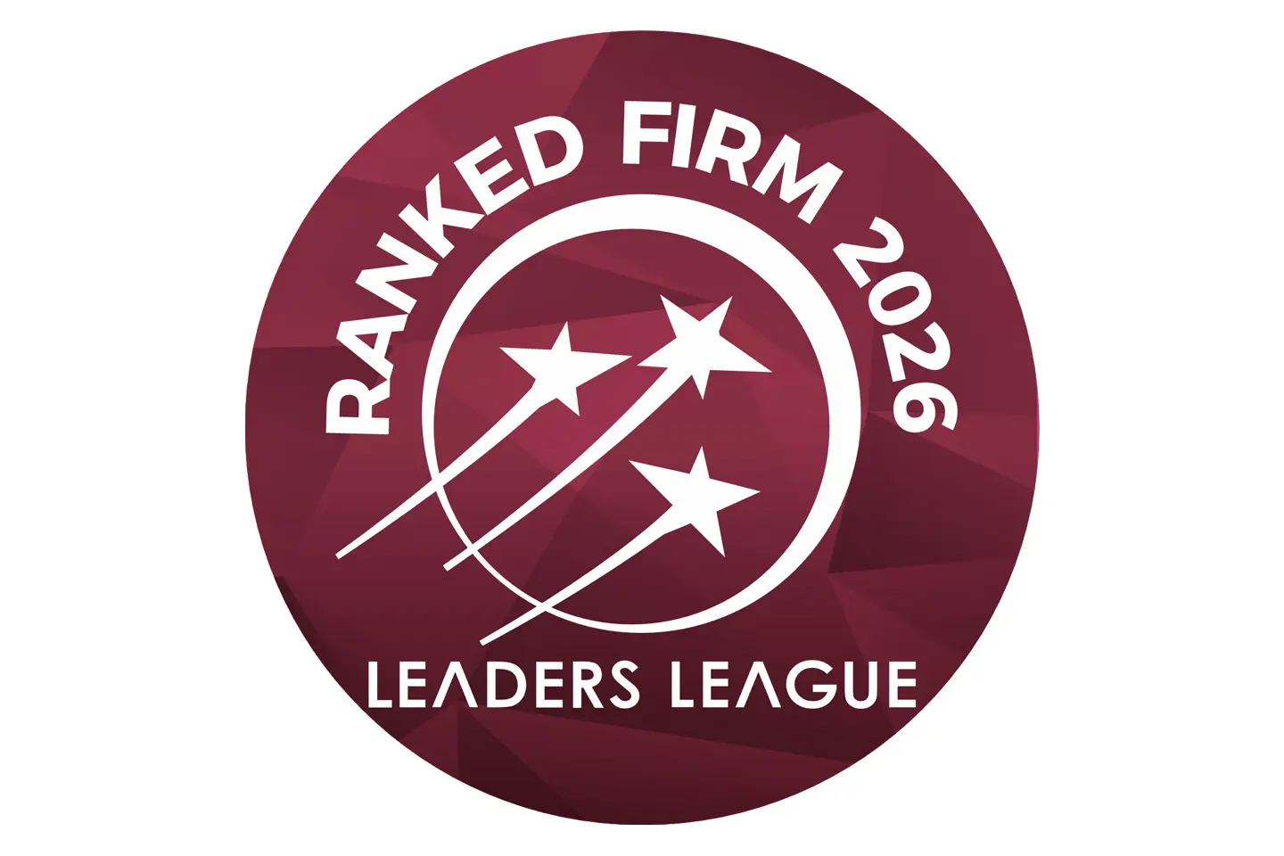 Ein runder, burgunderfarbener Badge mit dem Text „RANKED FIRM 2026“ und dem Logo „LEADERS LEAGUE“. Drei Sterne sind stilisiert dargestellt, umgeben von geschwungenen Linien. Der Badge signalisiert die Anerkennung einer Firma für das Jahr 2026.