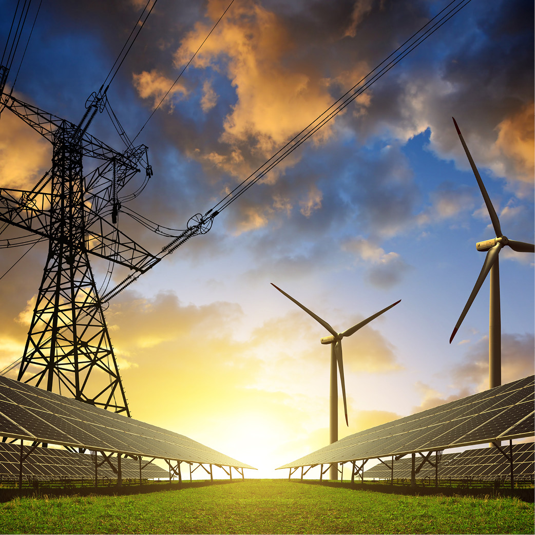 Eine Landschaft mit Solarzellen im Vordergrund und Windkraftanlagen auf der rechten Seite. Im Hintergrund ist ein Strommast sichtbar, während die Sonne am Horizont aufgeht und den Himmel in warmen Farben leuchtet.