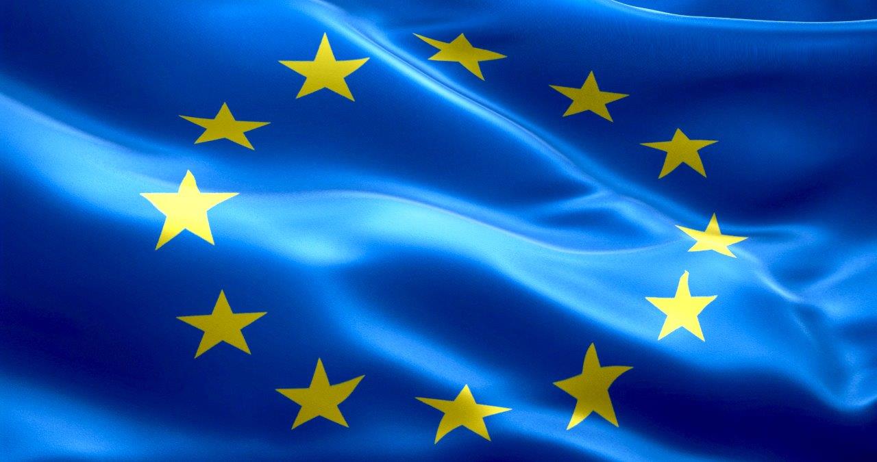 Das Bild zeigt die Flagge der Europäischen Union, bestehend aus einem blauen Hintergrund mit einem Kreis von zwölf goldenen Sternen. Die Sterne symbolisieren Einheit und Solidarität der Mitgliedstaaten.