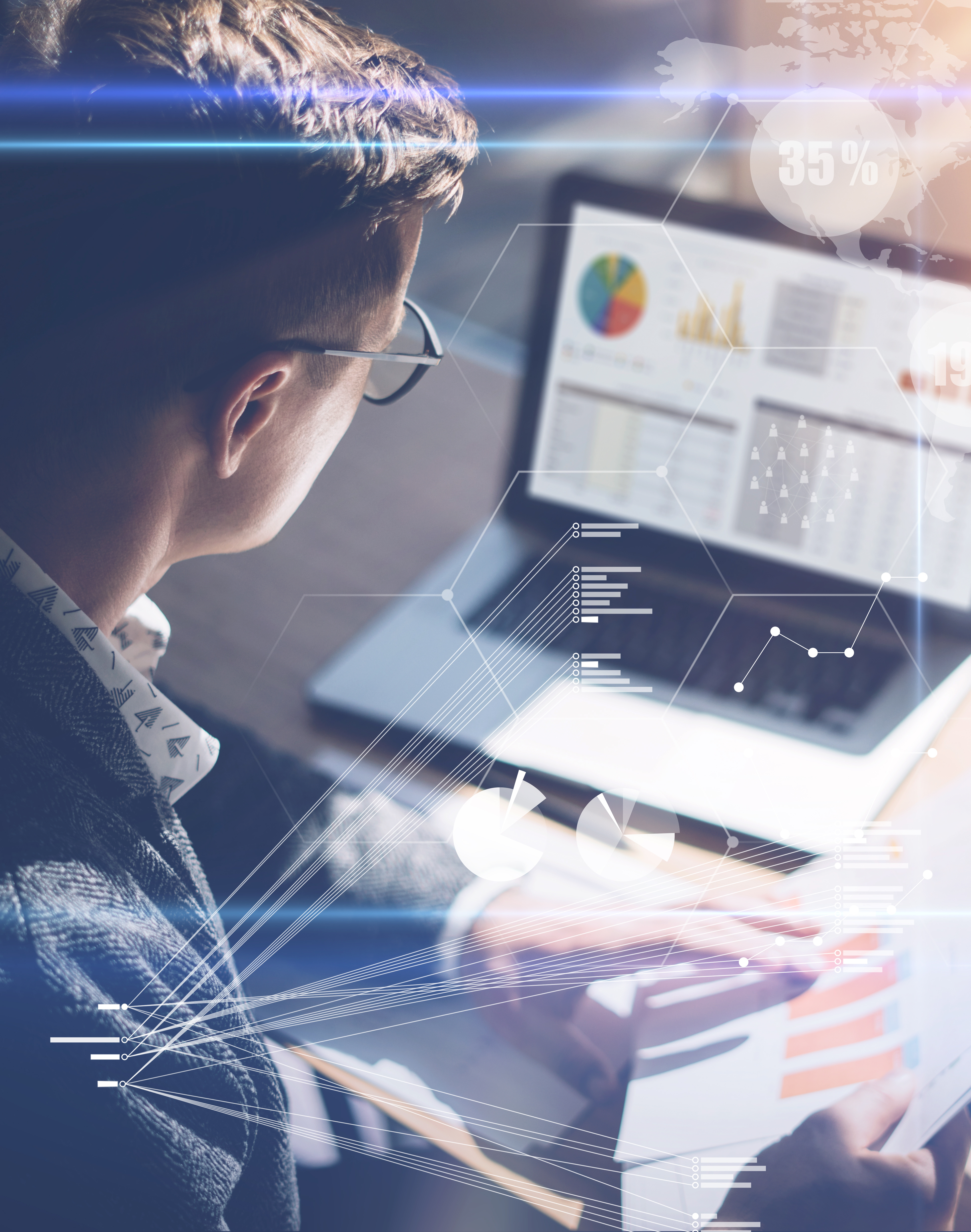 Ein Mann mit Brille betrachtet einen Laptop-Bildschirm, auf dem Diagramme und Tabellen zu sehen sind. Er hält ein Blatt mit Grafiken, während visuelle Datenanalysen und digitale Elemente um ihn herum dargestellt werden.