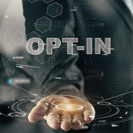 Eine Hand hält eine digitale Darstellung mit dem Text „OPT-IN“. Im Hintergrund sind abstrakte geometrische Muster und Datenpunkte zu sehen, die ein technologisches Thema vermitteln.