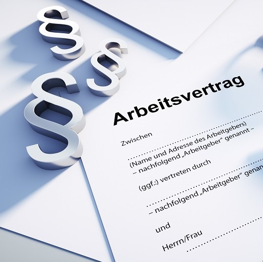 Ein Arbeitsvertrag mit dem Titel „Arbeitsvertrag“ auf einem weißen Blatt Papier, umgeben von Paragraphen-Symbolen. Der Vertrag enthält Platz für die Namen der Vertragsparteien sowie weitere rechtliche Bestimmungen.