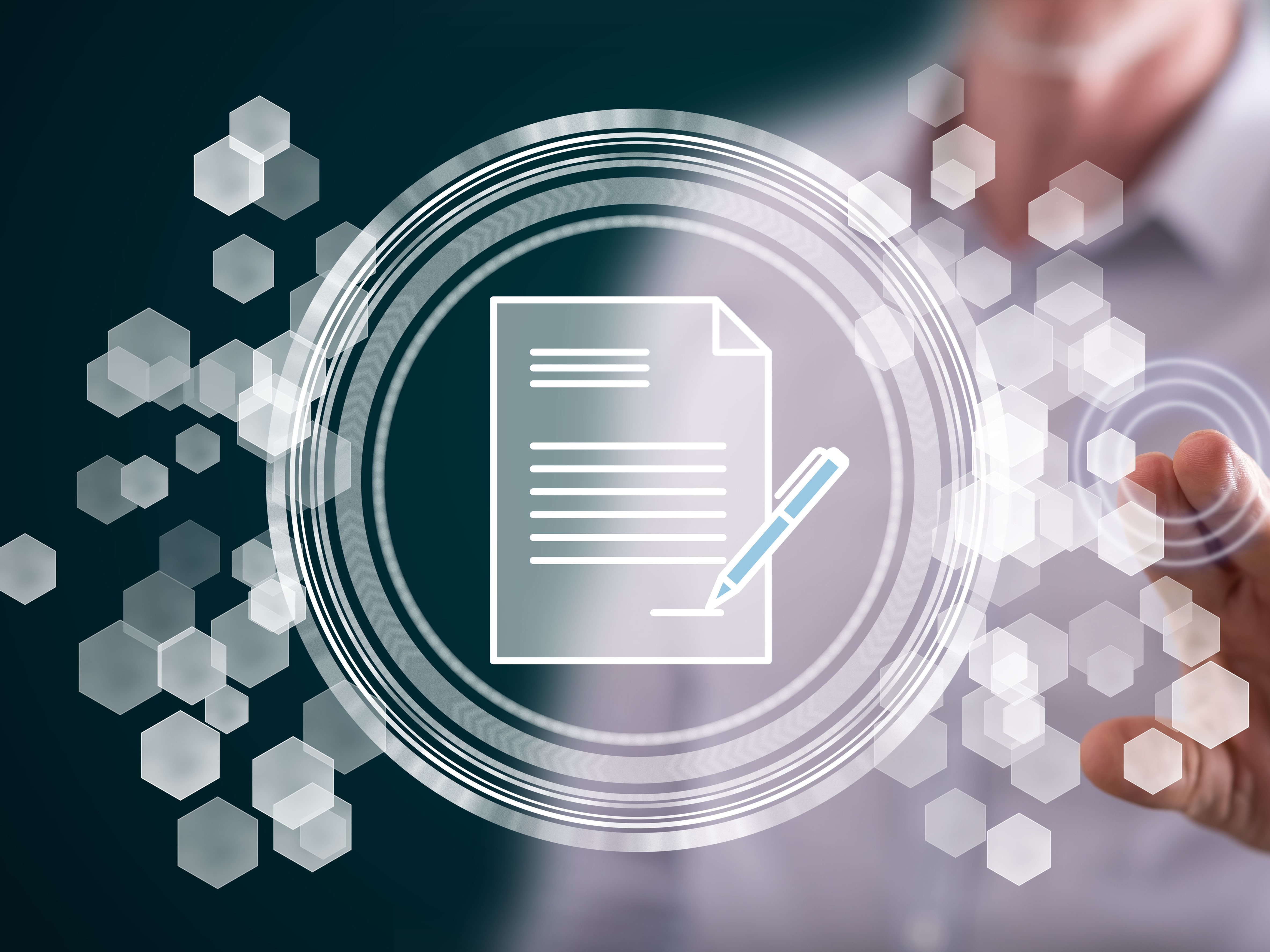 Eine abstrakte Darstellung eines Dokuments mit einem Stift, umgeben von geometrischen Formen. Im Hintergrund ist eine Hand zu sehen, die eine interaktive Aktion andeutet. Die Grafik symbolisiert digitales Schreiben oder Dokumentenmanagement.