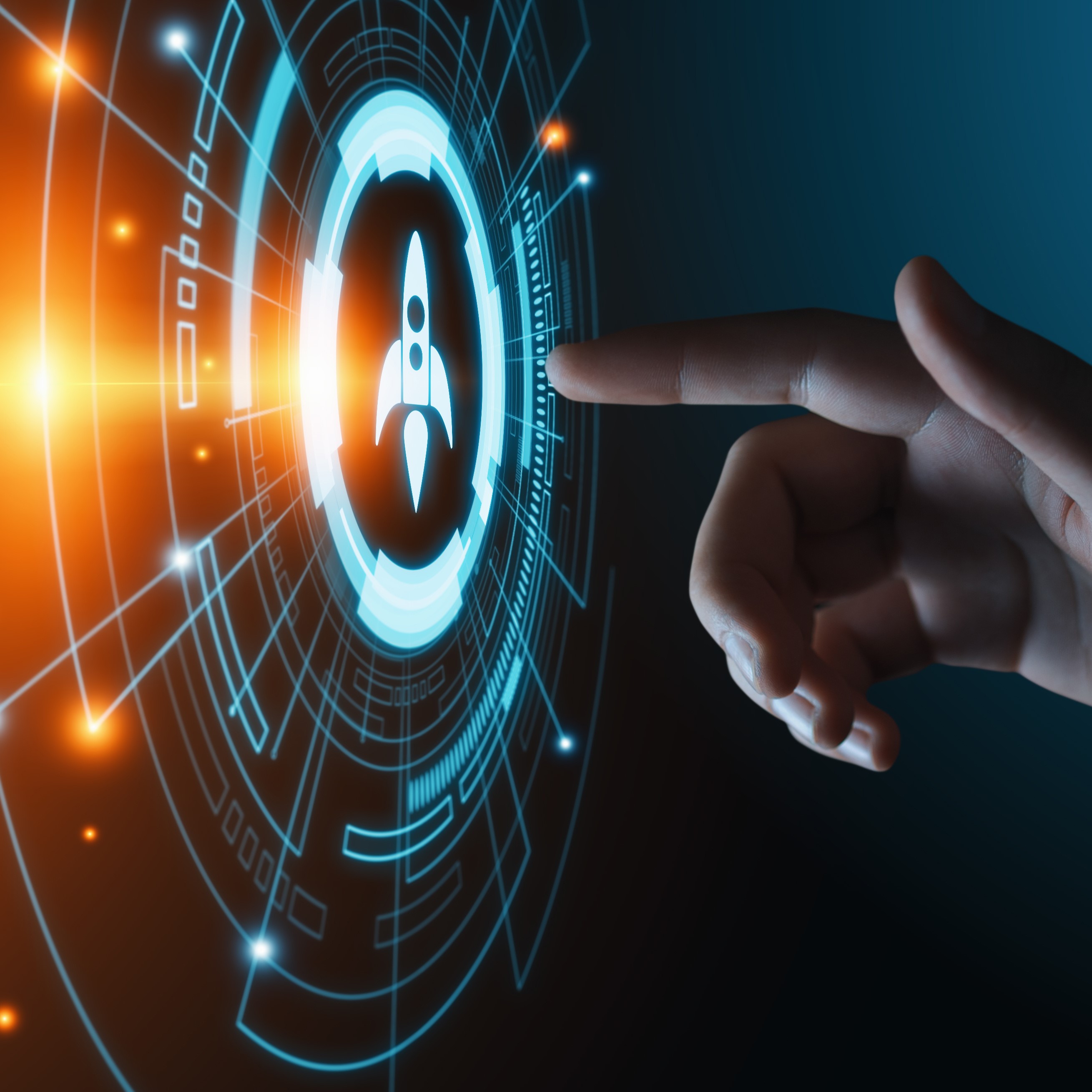 Eine Hand zeigt auf ein futuristisches Symbol eines Raketenelements, umgeben von leuchtenden digitalen Elementen und einem blauen, technologischen Hintergrund. Das Bild vermittelt ein Gefühl von Innovation und Fortschritt.