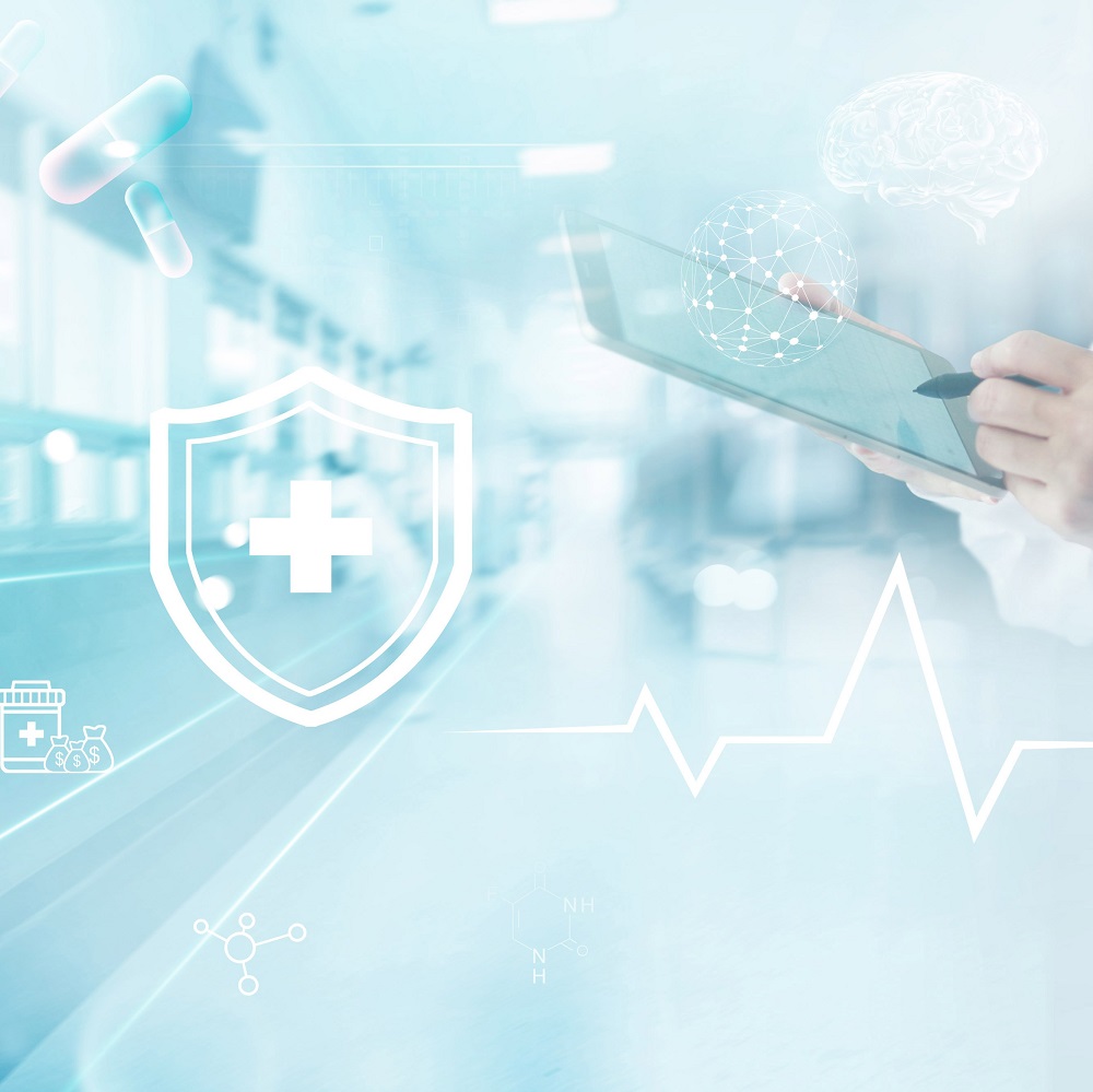 Bildbeschreibung: Eine Person hält ein Tablet in der Hand. Im Vordergrund sind Symbole für Gesundheit, wie ein Schutzschild mit einem Kreuz, ein Herzschlag und molekulare Strukturen zu sehen. Die Umgebung wirkt modern und medizinisch, was auf digitale Gesundheitslösungen hinweist.