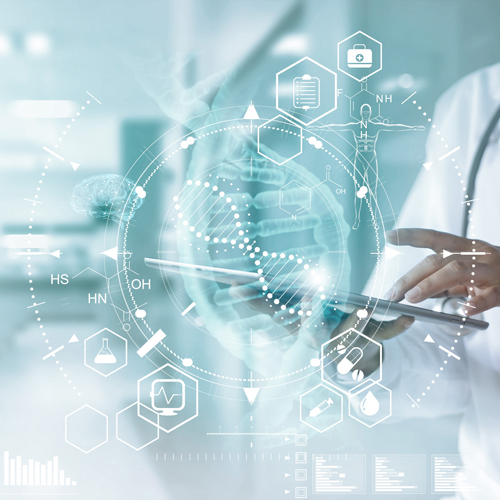 Eine Person mit einem Tablet in der Hand steht im medizinischen Umfeld. Über dem Tablet sind grafische Elemente wie chemische Formeln, Diagramme und Symbole für Gesundheit dargestellt, die technologische Fortschritte im Gesundheitsbereich verdeutlichen.