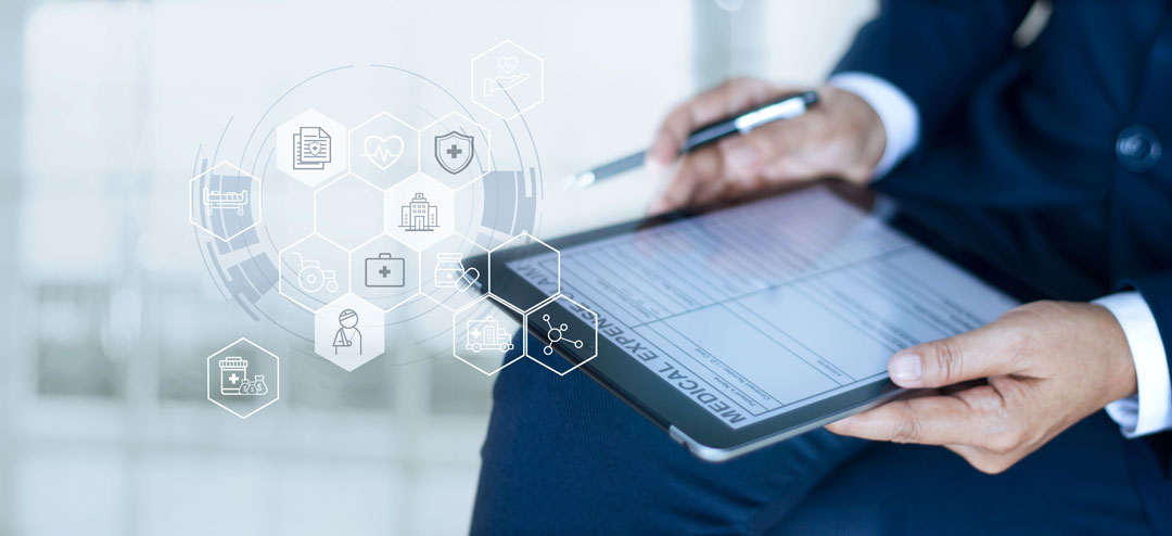 Eine Person sitzt mit einem Stift in der Hand und hält ein Tablet, auf dem ein medizinisches Formular abgebildet ist. Im Hintergrund sind grafische Symbole für Gesundheitsdienstleistungen und medizinische Informationen sichtbar.