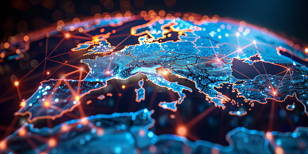 Eine digitale Darstellung von Europa, beleuchtet durch leuchtende Punkte und Linien, die ein Netzwerk symbolisieren. Die Karte zeigt Ländergrenzen und wichtige geografische Merkmale in einem futuristischen Stil, um Verbindungen und Datenflüsse darzustellen.
