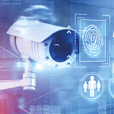 Das Bild zeigt eine Überwachungskamera in einem digitalen Umfeld mit grafischen Elementen, die Fingerabdrücke und Personensymbole darstellen. Es vermittelt das Thema der Überwachung und Identifikation durch Technologie.