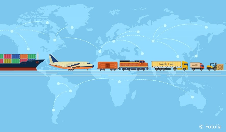 Eine Grafik zeigt verschiedene Transportmittel: ein Containerschiff, ein Flugzeug, einen Zug, Lkw und einen Gabelstapler, die entlang einer Weltkarte angeordnet sind. Diese stellen den globalen Transport und die logistische Vernetzung dar.