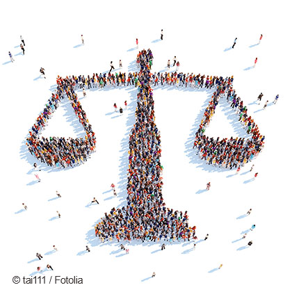 Eine große Menschenmenge bildet die Form eines wiegenden Justizmaßstabs. Die Figur symbolisiert Gerechtigkeit und Gleichheit. Die Personen stehen dicht beieinander und vertreten gemeinsam die Werte des Rechts und der Fairness.