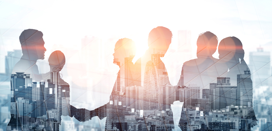 Die Silhouetten von mehreren Menschen stehen im Vordergrund, während im Hintergrund eine städtische Skyline sichtbar ist. Die Umgebung hat eine leichte Transparenz, was eine Verbindung zwischen den Menschen und der Stadt darstellt. Es vermittelt ein Gefühl von Zusammenarbeit und Unternehmergeist.