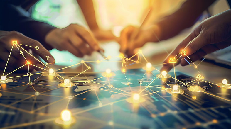 Hände von mehreren Personen, die auf eine Karte zeigen, während digitale Verbindungen und Symbole über die Karte verteilt sind. Die Szene vermittelt das Gefühl von Zusammenarbeit und Vernetzung.