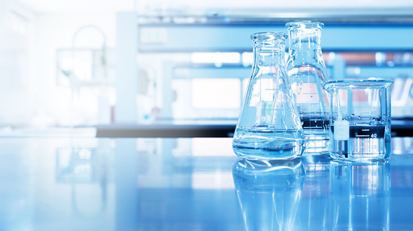 Pharmazeutische Unternehmer vs. Lohnhersteller: Wer trägt (wirklich) das Risiko der Haftung nach § 84 AMG? 