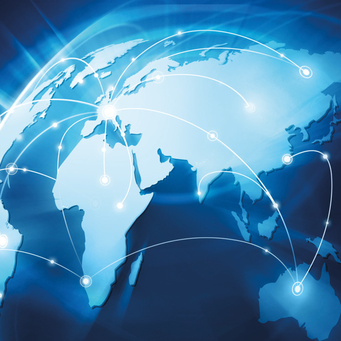 Detailreiche Ansicht der Erde aus dem Weltraum, die Europa zeigt. Ein leuchtendes NATO-Symbol in der Mitte hebt sich von der Oberfläche ab, umgeben von einem glitzernden, digital wirkenden Hintergrund.