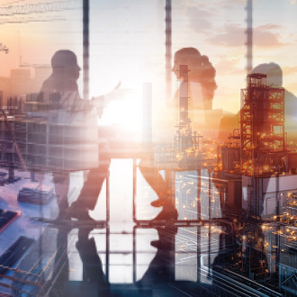 Eine Silhouette von zwei Personen, die miteinander sprechen, ist vor einer modernen Industrielandschaft abgebildet. Im Hintergrund sind Fabriken und eine aufgehende Sonne zu sehen, die eine geschäftliche oder strategische Diskussion symbolisieren könnte.