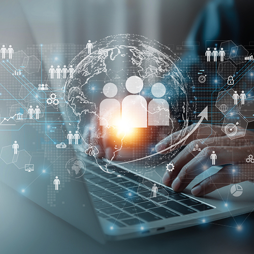 Eine Person tippt auf einer Laptop-Tastatur, während grafische Darstellungen von Menschen, globalen Netzwerken und digitalen Symbolen im Hintergrund erscheinen. Die Bilder symbolisieren online Vernetzung und digitale Interaktion.