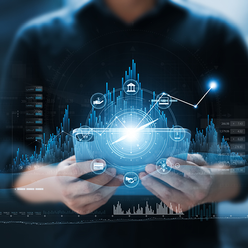 Eine Person hält ein Smartphone in den Händen. Über dem Gerät sind digitale Grafiken und Diagramme sichtbar, die Wachstum und Datenanalysen darstellen. Die Bildsprache vermittelt den Eindruck von modernster Technologie und digitalem Fortschritt.