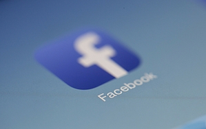 Ein naher Blick auf das Facebook-Logo, das in Blau und Weiß gehalten ist. Das Logo zeigt ein stilisiertes „f“ und den Schriftzug „Facebook“ darunter.