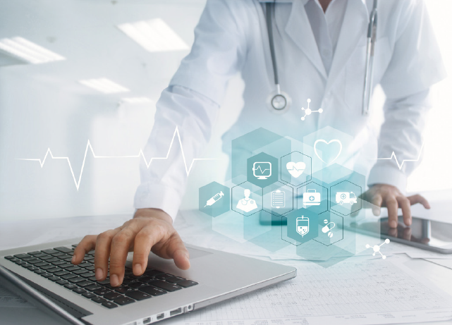 Eine Person in einem weißen Arztkittel arbeitet an einem Laptop. Vor ihr erscheinen digitale Symbole, die mit Gesundheitsversorgung und Technologie verbunden sind, darunter Herzsymbole, medizinische Geräte und Daten. Dies verdeutlicht den Einsatz von Technologie im Gesundheitswesen.
