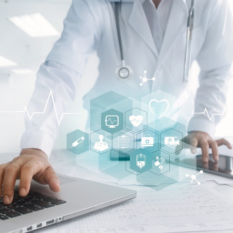 Ein Arzt in einem weißen Kittel arbeitet an einem Laptop. Neben ihm sind digitale Symbole, die medizinische Themen wie Herzgesundheit, Patientenakten und Notfalldienste darstellen. Im Hintergrund sind medizinische Graphen zu sehen.