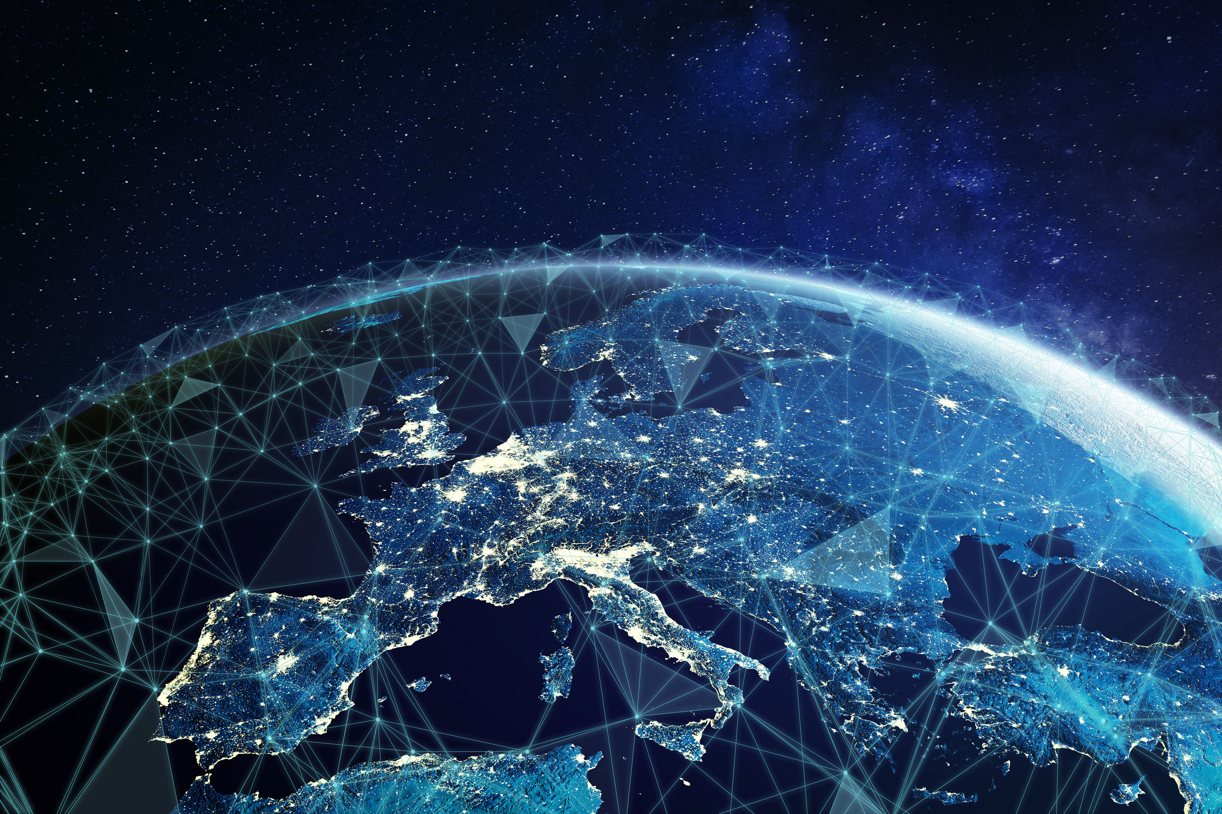 Eine digitale Darstellung der Erde aus dem Weltraum, fokussiert auf Europa, beleuchtet von Städten und miteinander verbunden durch ein Netzwerk von Linien. Der Hintergrund zeigt den Sternenhimmel, was eine futuristische und technologische Atmosphäre erzeugt.