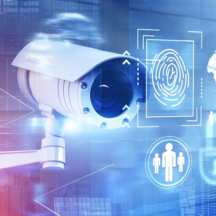 Eine Überwachungskamera ist im Vordergrund zu sehen, umgeben von digitalen Symbolen, die Identifikation und Biometrics darstellen, wie einen Fingerabdruck und menschliche Silhouetten. Der Hintergrund zeigt eine futuristische, technologische Umgebung.