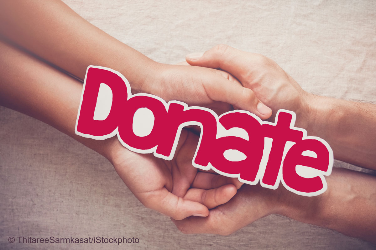 Zwei Hände halten sich gegenseitig fest, während das Wort „Donate“ prominent in roten Buchstaben darüber steht. Die Bildbotschaft vermittelt die Wichtigkeit des Gebens und der Unterstützung.