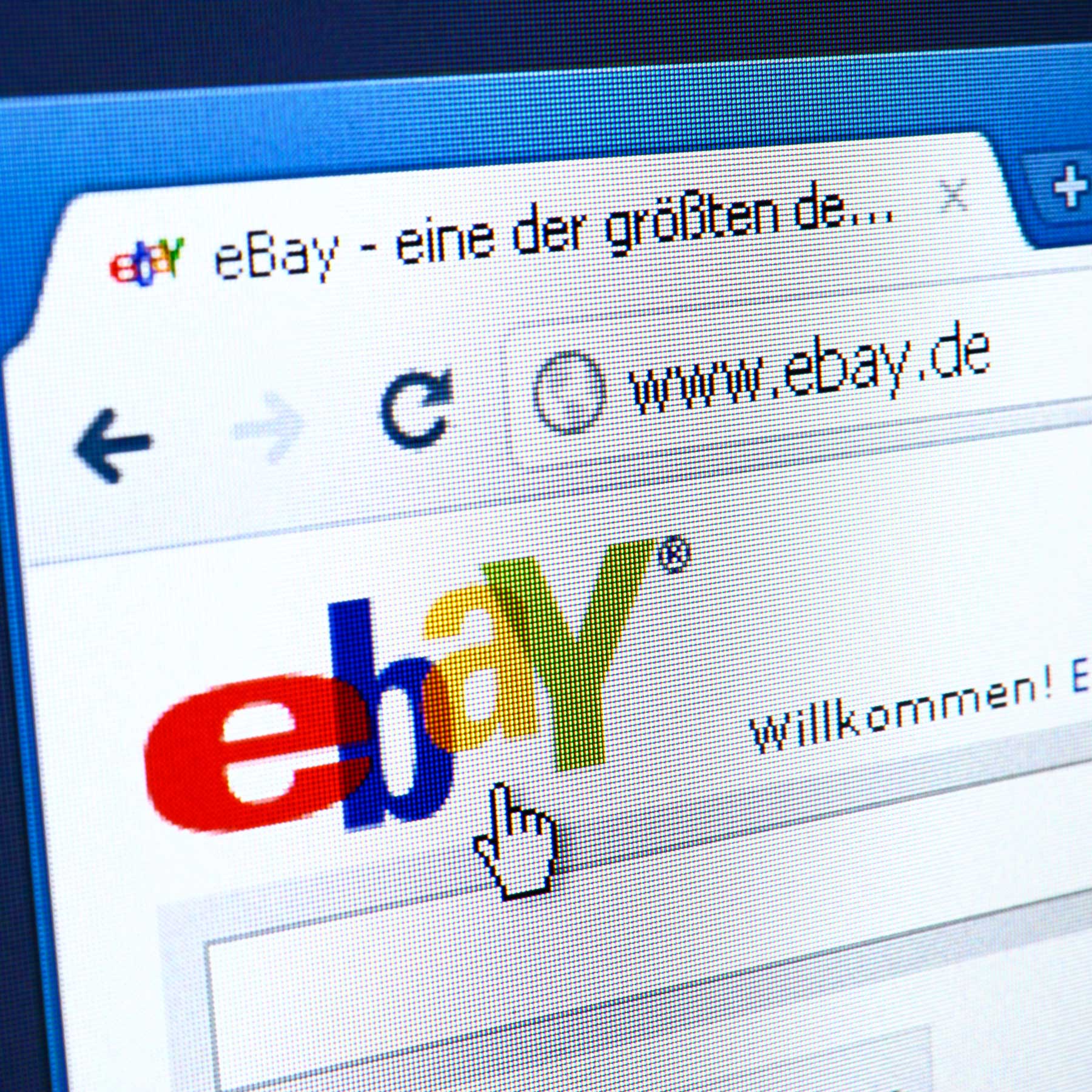 Screenshot der eBay-Website, mit dem Logo in bunten Buchstaben "eBay" und einem Cursor, der auf die Seite zeigt. Darunter steht „Willkommen!“.