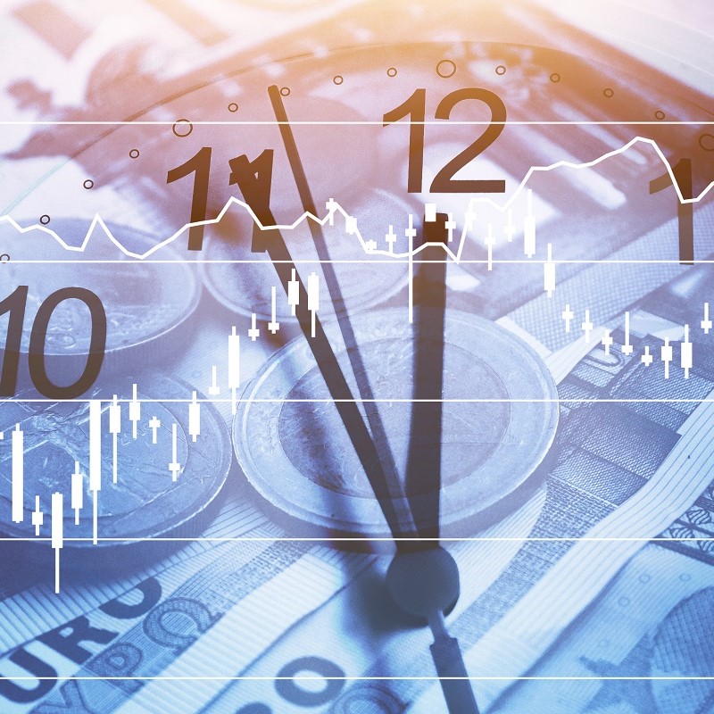 Eine Grafikanalyse zeigt Diagramme und Linien, die finanzielle Veränderungen darstellen, über einem Hintergrund aus Euro-Banknoten und Münzen. Die Zahlen 10, 11 und 12 sind prominent sichtbar, was auf zeitabhängige Daten oder Trends hinweist.