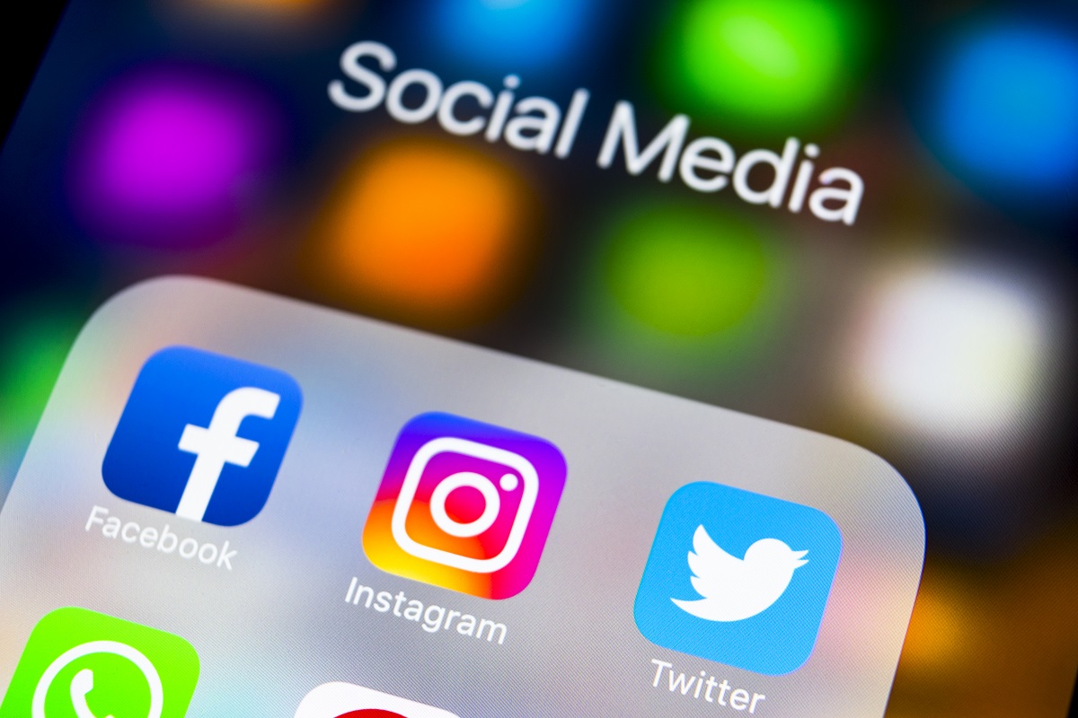 Das Bild zeigt eine Smartphone-Oberfläche mit Symbolen für verschiedene Social-Media-Plattformen: Facebook, Instagram, Twitter und WhatsApp. Über den Symbolen steht der Text "Social Media". Die Icons sind in verschiedenen Farben dargestellt.