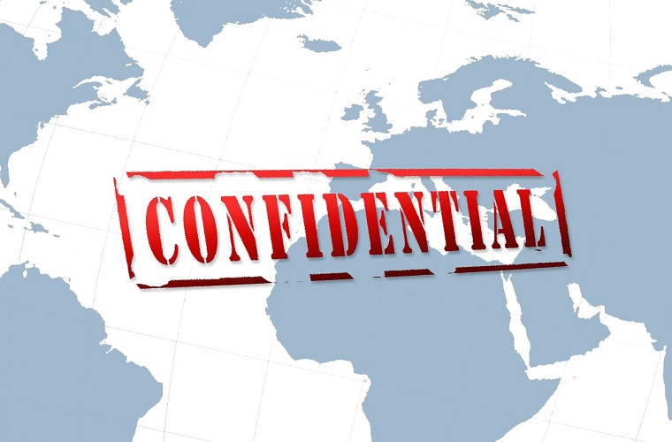 Eine Weltkarte mit dem Wort "CONFIDENTIAL" in großen, roten Buchstaben, das diagonal über die Karte gestempelt ist. Der Hintergrund zeigt die Umrisse der Kontinente, wobei der Fokus auf der Vertraulichkeit der dargestellten Informationen liegt.
